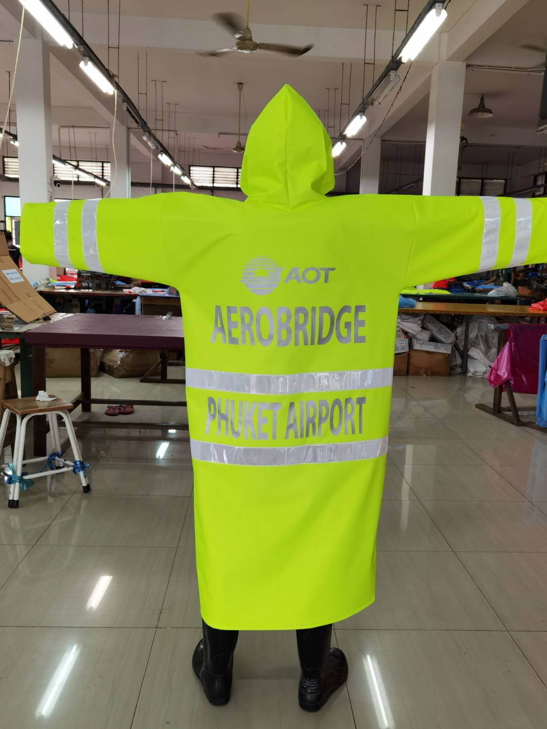 reflective aot airport raincoat (1)